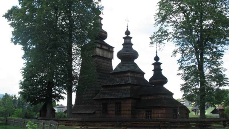 Шестнайсетте дървени църкви в Карпатите, които се намират на територията на Полша и Украйна