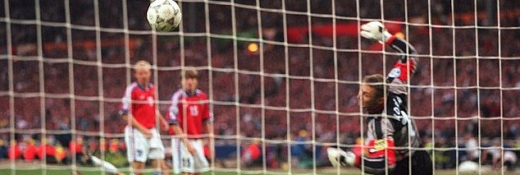 11. "Златният гол" на Оливер Бирхоф на финала на Евро 1996
Не беше най-красивият гол, но беше наистина "златен". Бирхоф влезе като резерва и донесе титлата на Германия през 1996-а срещу Чехия. За първи път "златен гол" реши голям турнир.