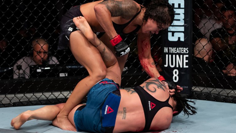 Мощните удари на шампионката Нунес срещу Пенингтън, които доведоха до края на мача