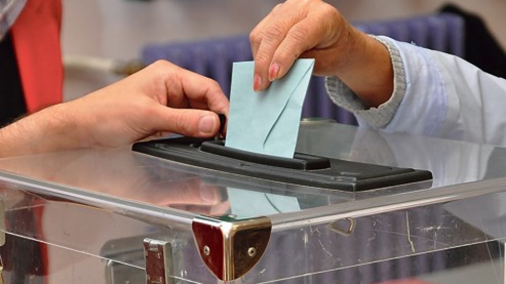 AMBIANCE DANS LES BUREAUX DE VOTE LORS DU PREMIER TOUR DES PRIMAIRES SOCIALISTES