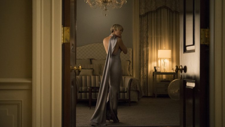 Къща от карти / House of Cards 
Точно когато избухна скандалът около Кевин Спейси, Netflix обяви намерението си да приключи House of Cards - сериалът, който превърна стрийминг-платформата в първокласен играч на телевизионния пазар. Последният сезон ще бъде концентриран изцяло върху героинята на Робин Райт, а рязкото прекратяване на ангажимента на Спейси поставя големия въпрос: Какво ще се случи с великолепния злодей Франк Ъндърууд?