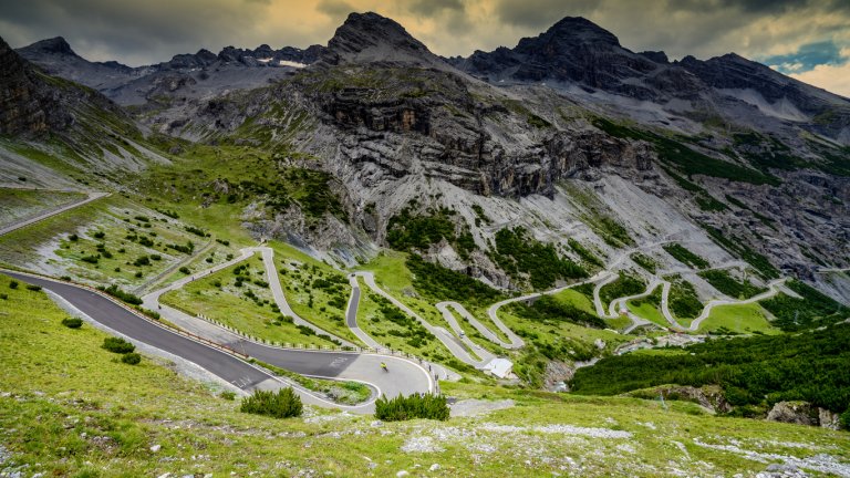 Стигащият до над 2700 метра път е любимо предизвикателство и за шофьори, и за колоездачи