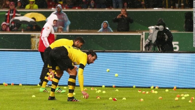 Два дни по-късно феновете на Борусия (Дортмунд) засипаха терена с топки за тенис, протестиращи срещу скъпите билети и в Германия.