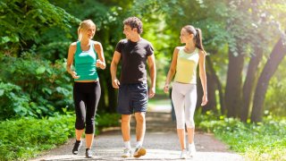 Съществува теория, че за максимална полза човек трябва да изминава по 10 хиляди крачки на ден. Тази методика е разпространена в целия свят и се препоръчва от фитнес инструктори, диетолози и лекари.