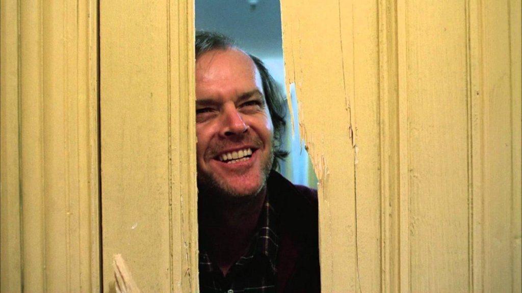 "Сиянието" (The Shining)Всеки друг момент би бил по-подходящ от този, за да гледате шедьовъра на Кубрик от 1980 г. Нека ви оставим само със синопсиса: едно семейство се отправя към изолиран хотел за зимата, където зловещо свръхестествено присъствие подтиква бащата към насилие, докато синът му вижда ужасяващи картини както от миналото, така и от бъдещето. Иначе хората спазват всички мерки за предпазване от коронавирус, няма страшно.