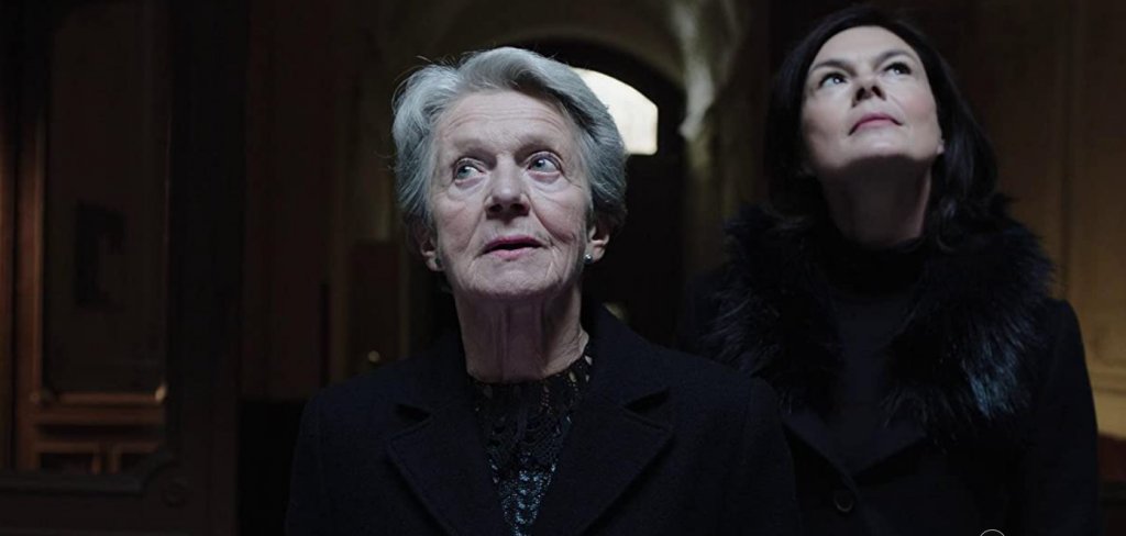 "Пилат"/PilatusРоманът на унгарската писателка Магда Сабо е написан през 1963 г. и е преведен на повече от 12 езика (на български излиза от "Колибри"). Както той, така и екранизацията му се фокусират върху отношенията между възрастна майка, изгубила съпруга си, и дъщеря ѝ, която я кара да се премести при нея в Будапеща. 70-годишната жена обаче е прекарала значителна част от живота си в провинцията и сърцето ѝ не бие с ритъма на столицата. Откъсната от патриархалния свят и от обичайните си дейности, ще се справи ли тя със самотата? И достатъчна ли е любовта, за да я спаси?