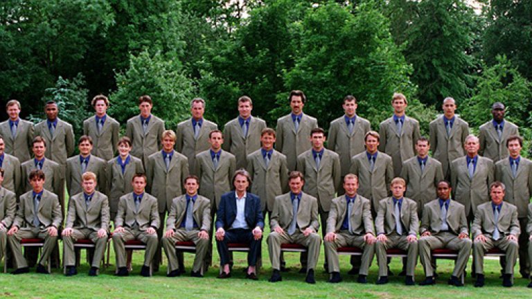 Модният дизайнер Пол Смит се снима с отбора с неговите костюми преди Мондиал 1998