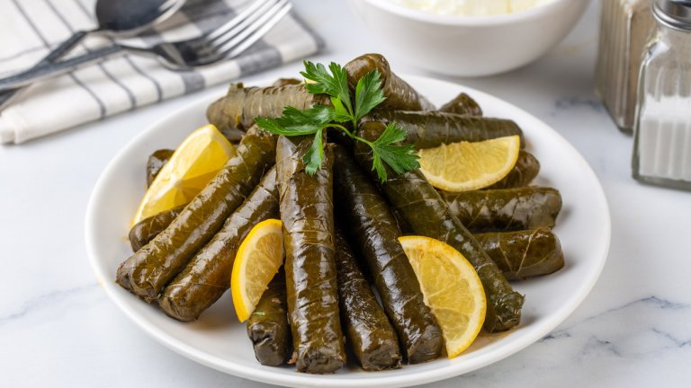 Турски лозови сармиТези сарми са различни от българските, понеже плънката им е силно подправена. В дълбок тиган запържваме една глава лук и добавяме чаша ориз, бъркаме, докато стане прозрачен. Прибавяме и 2 големи домата на ситно, доматена паста и подправки – сол, черен пипер, мента и канела, и изсипваме чаша и половина вода. 

Готвим до готовност на ориза, след което го овкусяваме и с щедро количество пресен лимонов сок. Завиваме стегнати сарми, редим ги в плитка тава, заливаме с чаша вода и печем за 30-35 минути до покафеняване.