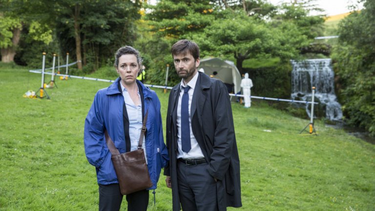 Broadchurch
Прекрасен криминален сериал, който си заслужава да гледате дори само заради невероятния акцент на Дейвид Тенант или блестящата актьорска игра на Оливия Коулман. Те съставляват необичайно детективско дуо в малкото градче Броудчърч, разтърсено от ужасяващо престъпление – убийството на дете. Около това се завърта водовъртеж от неразкрити тайни, които двамата детективи трябва да подредят.