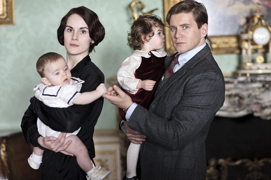 "Имението Даунтън" (Downton Abbey)
Сезони: 6
Епизоди: 52Британският семеен сериал, чието действие се развива в началото на 20 век, разказва за живота на аристократичното семейство Кроли и прислужниците му през Едуардската ера. Докато гледа към социалната йерархия и отношенията в семейството със синя кръв, сериалът умело разказва и за контекста, в който се развива действието – от потъването на "Титаник" до избухването на Първата световна война, Испанския грип, междувоенния период и борбата за независимост за Република Ирландия. Следим хронологията в Amazon Prime.