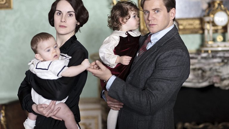 "Имението Даунтън" (Downton Abbey)
Сезони: 6
Епизоди: 52Британският семеен сериал, чието действие се развива в началото на 20 век, разказва за живота на аристократичното семейство Кроли и прислужниците му през Едуардската ера. Докато гледа към социалната йерархия и отношенията в семейството със синя кръв, сериалът умело разказва и за контекста, в който се развива действието – от потъването на "Титаник" до избухването на Първата световна война, Испанския грип, междувоенния период и борбата за независимост за Република Ирландия. Следим хронологията в Amazon Prime.