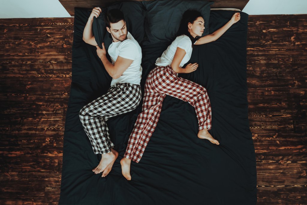 Вярно или не: Позата на сън на двойката показва състоянието на връзката?