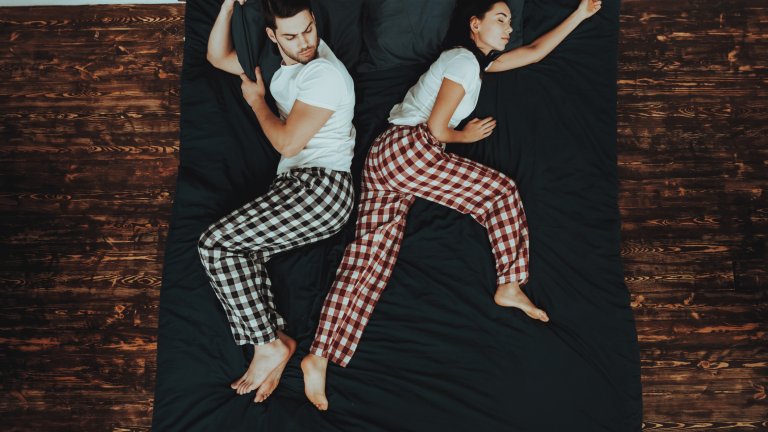 Вярно или не: Позата на сън на двойката показва състоянието на връзката?