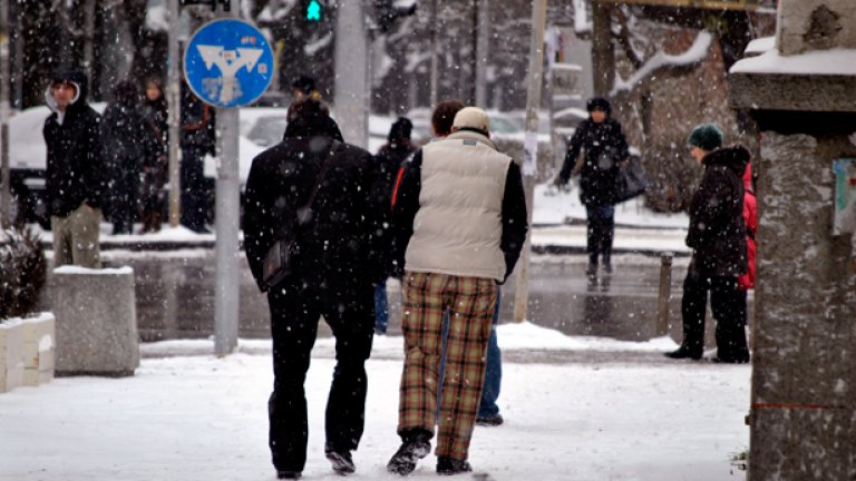 23% от българите карат зимата само с един чифт обувки - предимно възрастни, бедни, безработни, жители на селата и роми