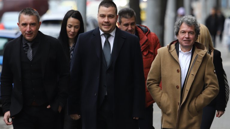 Поредният референдум, около който Слави и хората му се опитват да съберат политически капитал. Само че това е последното нещо, от което България има нужда точно сега. Първото е партии като ИТН да останат в историята.