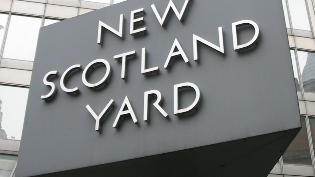New_Scotland_Yard_sign_3