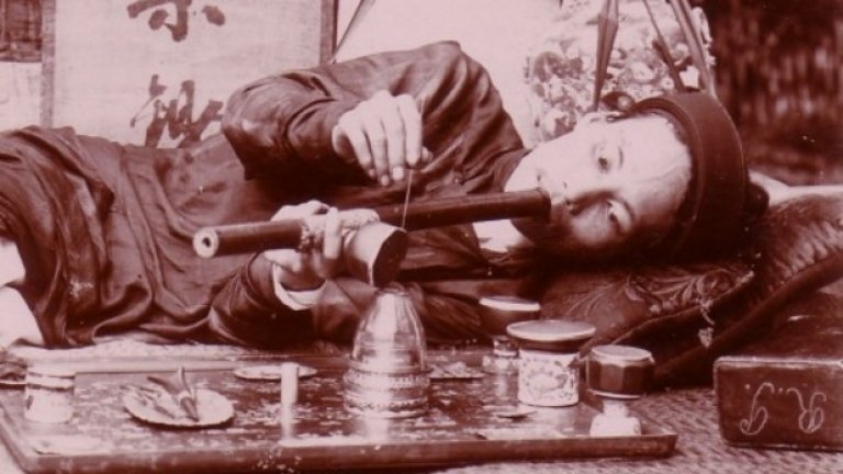 Пушач на опиум във Виетнам, края на 19 век.
Вижте галерията