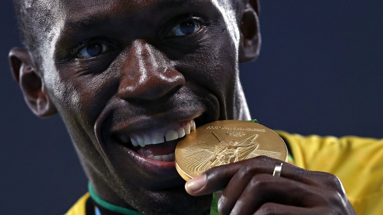 Обяснено: Защо спортистите хапят медалите си и откъде започва тази странна традиция