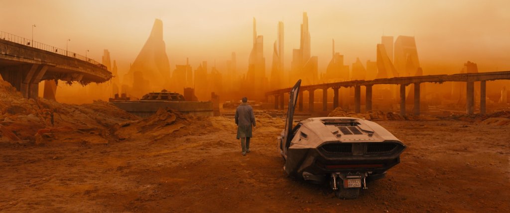 Блейд Рънър 2049 
Малко хора знаят, но великолепният филм на Ридли Скот от 1982 година е базиран на романа на Филип К. Дик „Сънуват ли андроидите електроовце?“, която може да намерите и на родния пазар. Мистър Дик е известен автор, чийто романи често