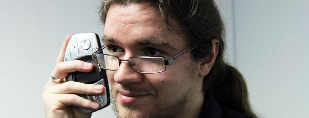 Nokia N-Gage (2003)
Някога Nokia вярваше, че може да се състезава на гейминг-пазара и това роди формата N-Gage. Тази комбинация от телефон и мобилна конзола беше толкова странна, че чак беше забавна - при това на цена от почти 300 долара. За да говорите, трябваше да държите телефона настрани. За да сменяте игри, трябваше да отстранявате капака на батерията. А след това Nokia, сякаш за да се извини, пусна и N-Gage 2, което само влоши нещата.