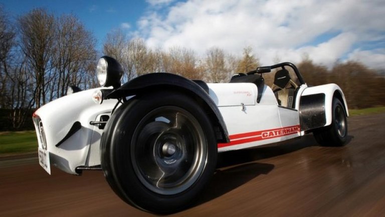 Lotus Seven (1957-1973)
Тук трябва да включим и Caterham Seven, който се произвежда от 1973 до днес. Seven е олицетворение на философията на основателя на Lotus Колин Чапмън. Моделът дебютира през 1957 с 4-цилиндров редови мотор с работен обем 1172 кубически сантиметра, зает от Ford, а мощността му варира от 28 до 40 конски сили. Още тогава автомобилът е много бърз, а след това става още по-бърз. През 1972 Чапмън продава правата за производството на Seven на бившия дилър на Lotus Греъм Ниърн, чиято компания Caterham продължава традицията.