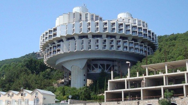 Това е курортният комплекс "Дружба" в Ялта, курорт,намиращ се на спорния кримски полуостров. Вижда се симбиоза между  две соц архитектурни тенденции – изграждане на конструкции, повдигнати от земята и сгради, приличащи на летяща чиния. 