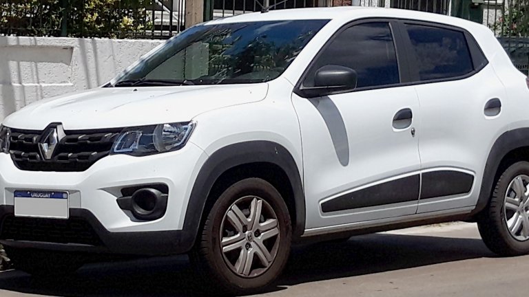 Renault Kwid - $3900
Това е модел, който е познат на доста места по света, но специално в Индия е особено популярен и най-вече евтин, защото се предлага в доста “изчистен” вариант. Ако не друго, поне има колани. 
Първоначално започва да се предлага с 800-кубиков двигател, но след това е добавен 1,0-литров с мощност от 65 конски сили, който би превърнал Kwid в едно истинско чудовище на пътя, ако живеехме в 1960 г.