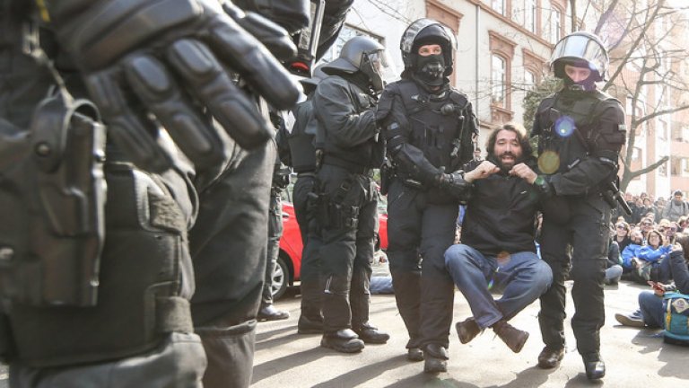 Полицията е използвала водни оръдия, за да разпръсне протестиращите