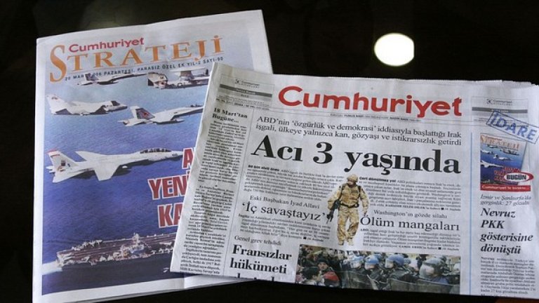 Атаката срещу "Джумхюриет" започна, след като изданието публикува снимки, на които се вижда, че турската разузнавателна служба пренася оръжия в Сирия през 2014 г.

