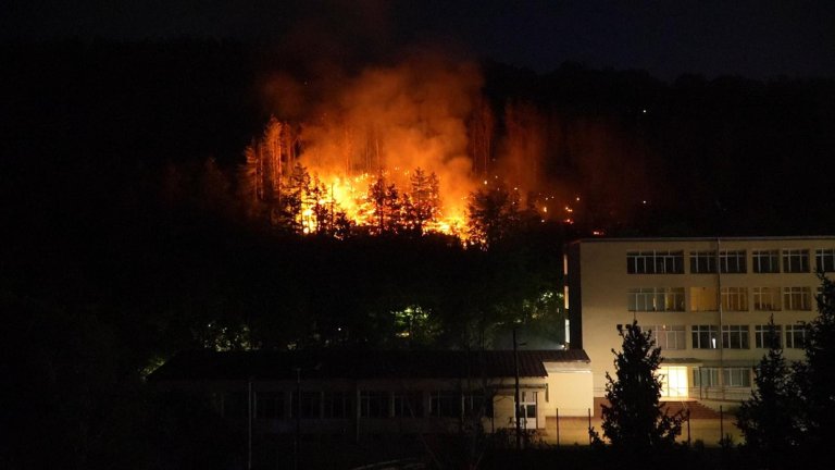 Грозят го до 15 години затвор (на снимката: пожарът от нощта на 27 юли)