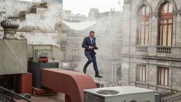 Денят на мъртвите в "Спектър" (Spectre, 2015)
Началото на последния филм за Джеймс Бонд (в ролата Даниел Крейг) e потресаващо. По време на честването на Деня на Мъртвите в Мексико Сити, героят (с маска на мъртвец) отива в хотелска стая, заедно с красива жена, но тъкмо когато тя си мисли, че предстоят минути на удоволствие, Бонд сваля костюма на мъртвец и излиза на покрива със заредено оръжие. Следва огромна патаклама, избухнали сгради, гонитба и бой с хеликоптери... Истинско удоволствие за сетивата, заснето с професионализъм, майсторство и... високи технологии.