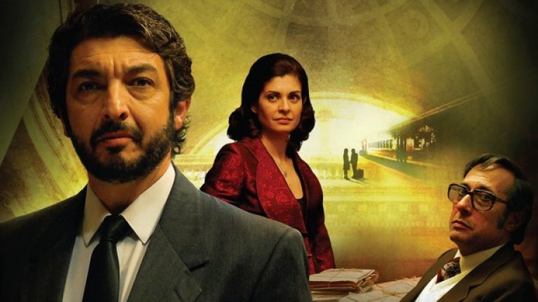 "Тайната на нейните очи" (El secreto de sus ojos)
Бенхамин Еспозито, който тъкмо е напуснал аржентинската съдебна система, все още е обсебен от брутално убийство, случило се преди 25 години, през 1974 година. Той иска да напише книга по случая. Това го връща към спомените за една жена, която е обичал. Този силен филм от 2009-та година безспорно се нарежда сред най-добрите криминални истории за последните години. Международният успех на филма на Хуан Хосе Кампанела говори сам за себе си: той става второто аржентинско заглавие, което печели "Оскар" за международен филм след "Официалната версия" през 1985-та. Атмосферата, операторското майсторство, сценарият и актьорската игра (в главната роля е едно от най-разпознаваемите лица на съвременното аржентинско кино Рикардо Дарин) правят от филма истински шедьовър, задължителен за гледане.