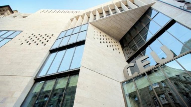 Протестите са срещу законопроекта на правителството на Виктор Орбан, който, ако бъде приет, ще принуди Централно-европейският университет (ЦЕУ) да затвори