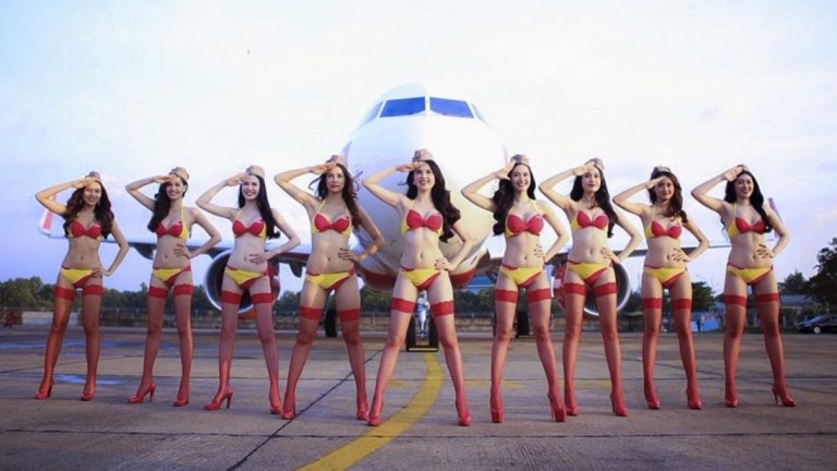 Авиокомпанията не се отказва от скандалния си календар