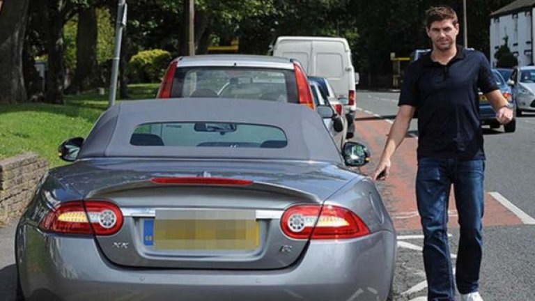 Стивън Джерард може да не си пада по шумния начин на живот, но определено има вкус за коли.
Тук той се качва в своя Ягуар XК