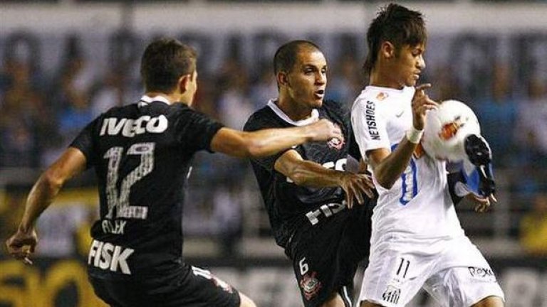 Неймар (Сантос)
Преди години Неймар правеше на пух и прах противниковите защитници в Бразилия и в турнира за Копа Либертадорес с екипа на Сантос. Именно в континенталната надпревара бе изгонен срещу Коло Коло заради това, че сложи хартиена маска, подхвърлена от трибуните. Каква беше маската? Ликът на самия футболист...