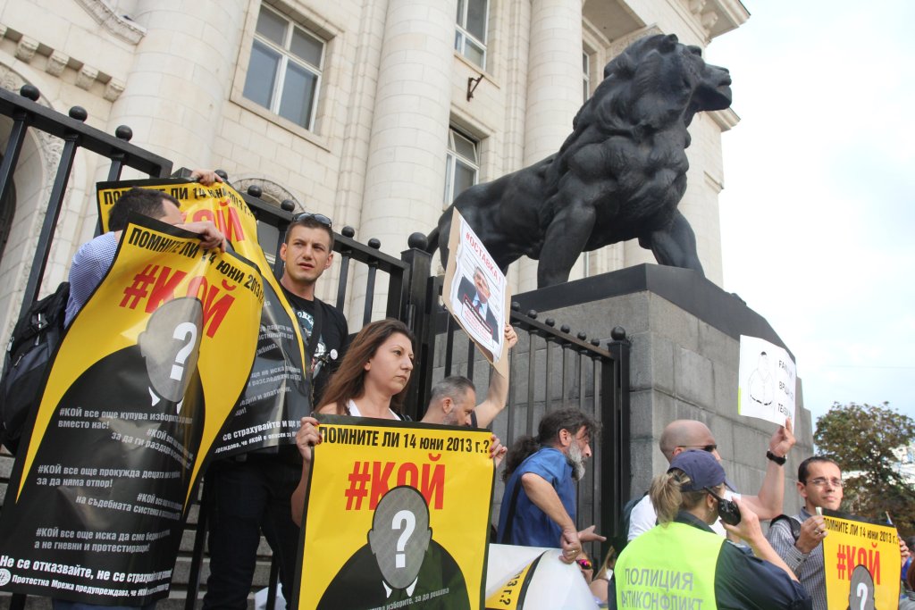 Протест с искане оставката на Цацаров