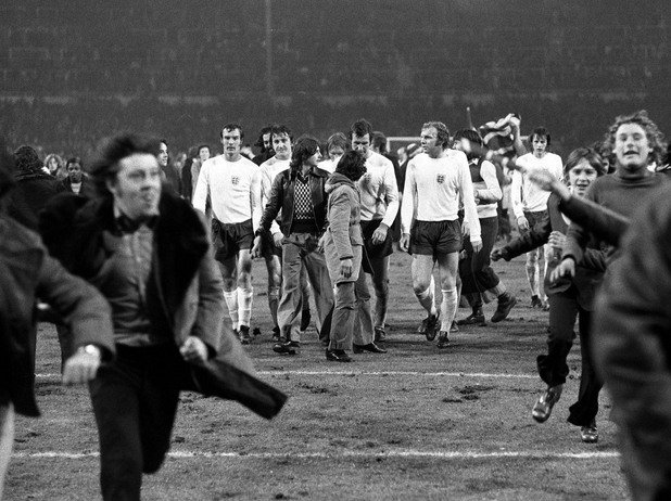 Загубили шансове за класиране, англичаните падат и на "Уембли" - 0:1, през същата 1973 г. Боби Муур е обграден от фенове след края на терена, а това се оказва последният му мач за Англия.