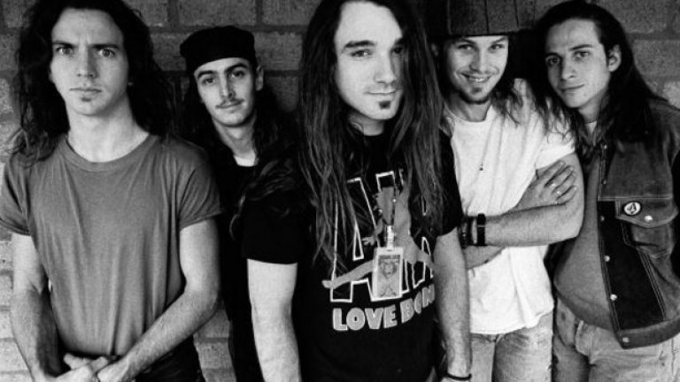 Pearl Jam - Alive 
Като сме на сиатълска вълна, няма как да пропуснем и друг член на "Голямата четворка" - Pearl Jam. Макар при тях най-разпознаваемият елемент винаги да е бил гласът на Еди Ведър, китарите на Стоун Госард също заслужават да бъдат отбелязани, особено в Alive и нейния запомнящ се основен риф.