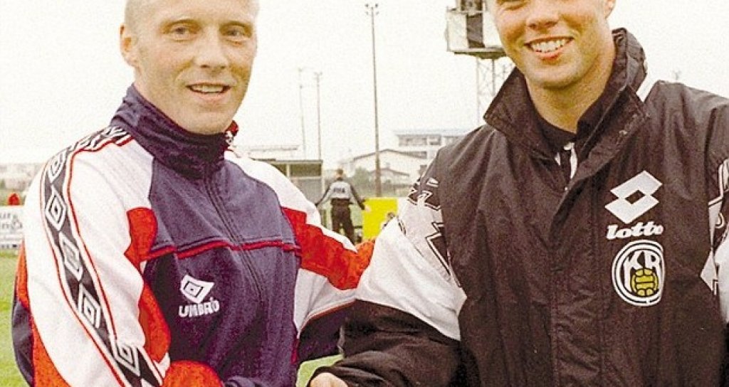 На 24 април 1996 г. в мач срещу Естония Арнор Гудьонсен бива сменен от своя син Ейдур, който прави дебюта си за националния отбор на Исландия. Това е първият случай в историята на футбола, когато баща и син участват в международна среща. 
