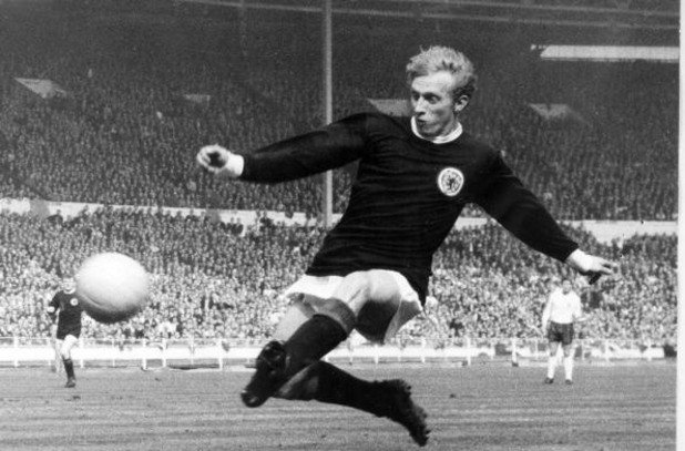 Англия – Шотландия 2:3, 11 април 1967 г. 

Шотландската разплата за деветте гола на „Уембли” идва шест години по-късно, отново на същия стадион. Враждуващите съседи се падат в една група в квалификациите за Евро `68. Англичаните, спечелили световната титла няма и година по-рано, вървят без загуба в серия от цели 19 последователни мача. Само че този път шотландците са господари на „Уембли”. Над всички е техният Денис Лоу от Манчестър Юнайтед, бъдещ носител на „Златната топка”. Превъзходството на гостите е толкова голямо, че в един момент от мача шотландецът Джим Бакстър решава да покаже на публиката способностите си да жонглира с топката, макар и с цената да спре играта. „Победихме световните шампиони, едва ли някога ще бъдем способни да играем по-добре”, разправя капитанът на Шотландия Джон Крейг. Група зевзеци от Глазгоу дори обявяват своя тим къде на шега, къде наистина, за неофициален световен шампион по футбол. Логиката е като в бокса – титлата отива за този, който победи носителя на титлата. Радостта им обаче не трае дълго, на 10 май 1967 г. насред Глазгоу Съветският съюз ги сразява с 2:0.
