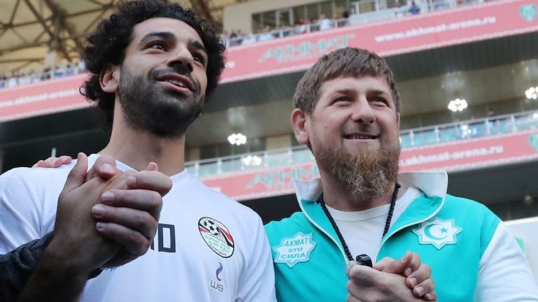 По време на Мондиал 2018 отборът на Египет избра да се настани в Чечня, а Салах се снима с местния лидер Рамзан Кадиров. Говори се, че не е било по негово желание... 