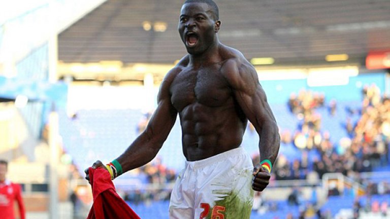 30-годишният голаджия на Джилингам тежи 101 килограма при ръст от 181 сантиметра.