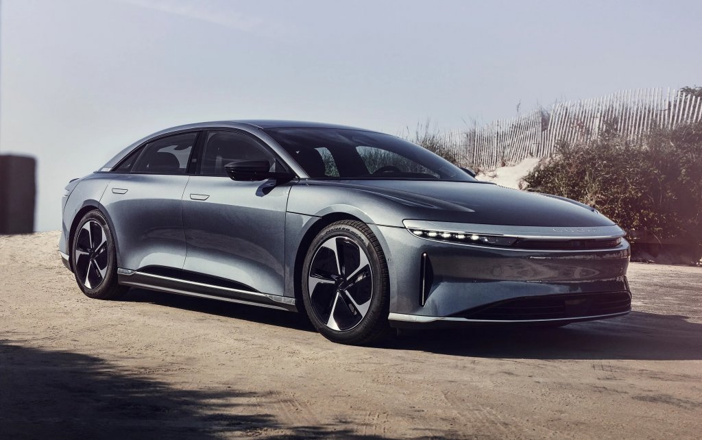 Lucid AirПочти 650 километра с едно зареждане са си достатъчно впечатляващи сами по себе си. Към тях добавяме футуристичен дизайн и футуристично купе. През 2025 г. по Lucid Air ще има козметични изменения и електромобилът ще получи нови режими на шофиране. В купето вече преобладава веган кожа и веган текстилни материи.