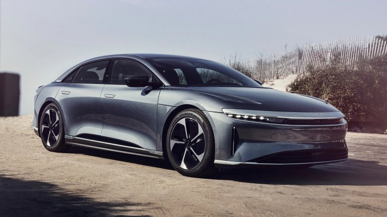 Lucid AirПочти 650 километра с едно зареждане са си достатъчно впечатляващи сами по себе си. Към тях добавяме футуристичен дизайн и футуристично купе. През 2025 г. по Lucid Air ще има козметични изменения и електромобилът ще получи нови режими на шофиране. В купето вече преобладава веган кожа и веган текстилни материи.