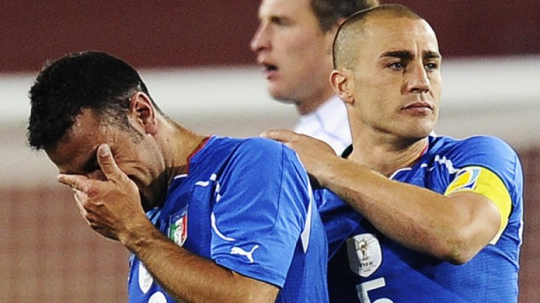 Италия 2010
Италианците спечелиха световната титла през 2006 с ефективен футбол и здрава защита, ръководена от Фабио Канаваро. 4 години по-късно световните шампиони не успяха да спечелят нито един мач в групата си и трябваше безславно да напуснат ЮАР.
На старта шампионите направиха 1:1 с Парагвай, а след това дойде още едно равенство – с аутсайдера Нова Зеландия. Едва в последния мач шампионите демонстрираха нападателната си мощ, но Словакия ги надигра с 3:2 и това бе краят за селекцията на Марчело Липи.