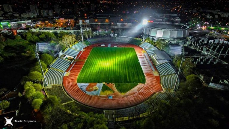 4. Ще има ли стадион в Русе? 
В началото на сезона русенските запалянковци бяха неприятно сюрпризирани, че техният Дунав няма как да играе на собствения си стадион. Причината беше в липсата на осветление, заради което Веселин Великов и футболистите му още играят в Разград. Първоначалните планове бяха съоръжението да бъде готово през февруари, но студовете объркаха всичко. По-рано миналата седмица най-сетне лампите бяха поставени и светнаха. 
Почитателите се надяват, че първият мач на родна земя ще бъде дербито за четвъртото място срещу Черно море още този уикенд. Вън от съмнение е, че двубоят ще бъде много посетен, тъй като дори и в „Б“ група Дунав събираше по над 5 хиляди зрители. А още от есента президентът д-р Симеон Симеонов прави сметки колко би изкарал Дунав от билети, ако играе у дома при пълни трибуни и входна такса от 8 лева.