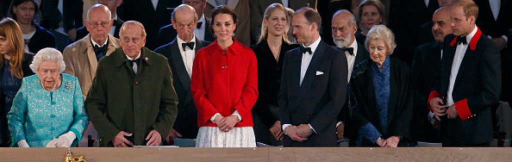 Кралица Елизабет II с приближените си