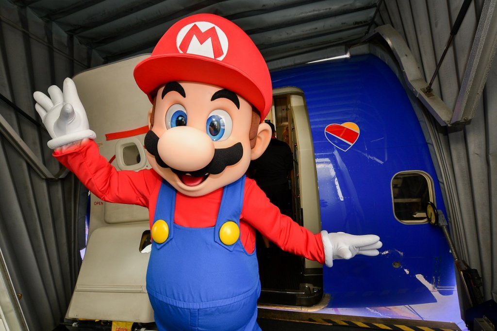 Mario
Медийният франчайз, създаден съвместно от Nintendo и дизайнера Шигеру Миямото, е донесъл приходи от над 35 милиарда долара. Започнало буквално като видеоигра, която всяко дете, израснало през 90-те познава, Mario постепенно се превръща в своя собствена вселена, обединяваща играчки, комикси, филми, телевизионен сериал и дори тематичен парк.
Mario дебютира през 1981 г. в играта „Donkey Kong“. Само че тогава все още не е водопроводчик, а дърводелец. И също така, все още не се казва Марио (това ще се случи в продължението – „Donkey Kong Junior“), а Jumpman. Смяната на професията става през 1983 г. в аркадната игра „Mario Bros“, където, заедно със своя брат Луиджи, Марио трябва да прочисти канализацията от нашествие на свирепи костенурки, раци, мухи.
А окончателният му вид, какъвто познаваме от играта, идва след като Миямото вижда в склада на компанията, в която работи, управителя - Марио Сегали, който има и мустаци. Той става вдъхновението за героя, а останалото, както казват, е история.