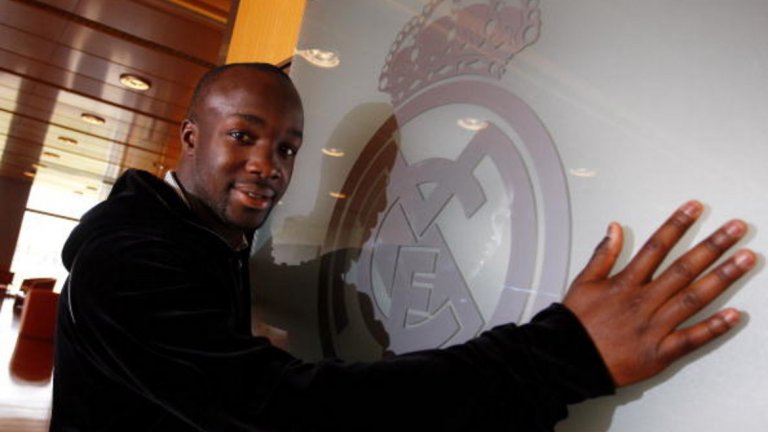 Ласана Диара
Френския национал постигна доста в своята кариера, след като спечели Ла Лига, два пъти ФА Къп и една Купа на лигата, а визитката му е наистина впечатляваща. Той започна в Льо Авър през 2004-а, след което премина в Англия, където три години търка пейките съответно на Челси и на Арсенал. Накрая получи шанс за изява с екипа на Портсмут и го грабна - той се справи толкова добре, че си спечели сензационен трансфер за 20 млн. евро в испанския колос Реал Мадрид. На "Бернабеу" изкара три сезона, а след това пое към Анжи Махачкала. Скоро обаче клубът се разцепи заради финансови проблеми и Лас бе продаден в Локомотив Москва,а година по-късно се върна във Франция с екипа на Марсилия. В Олимпик възроди кариерата си и дори си спечели отново място в националния отбор на "петлите", но по-рано тази година взе нова странно решение като прие да играе за Ал Джазира в ОАЕ.